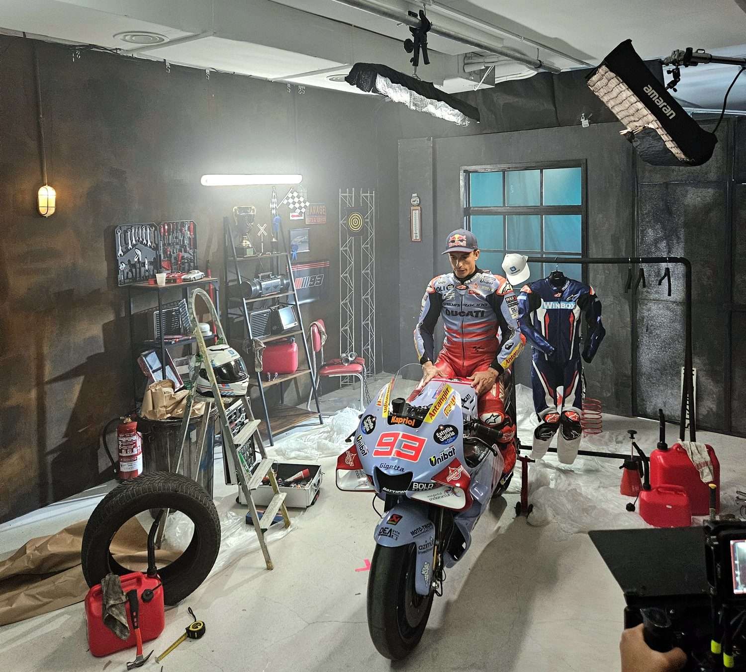 Detrás de cámaras de un rodaje con Marc Márquez en el plató de ElSpacio